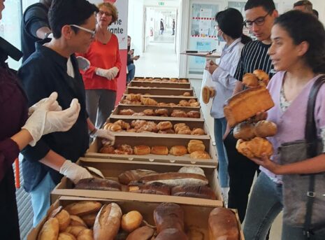 Etudiants de l'université de Poitiers goûtant aux viennoiseries du Campus des Métiers de Saint-Benoît