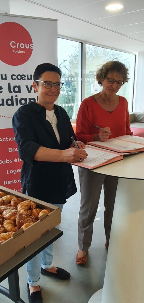 signature de convention avec Madame Mariannig HALL, directrice du CROUS et Madame Karine DESROSES, présidente de la CMA Vienne